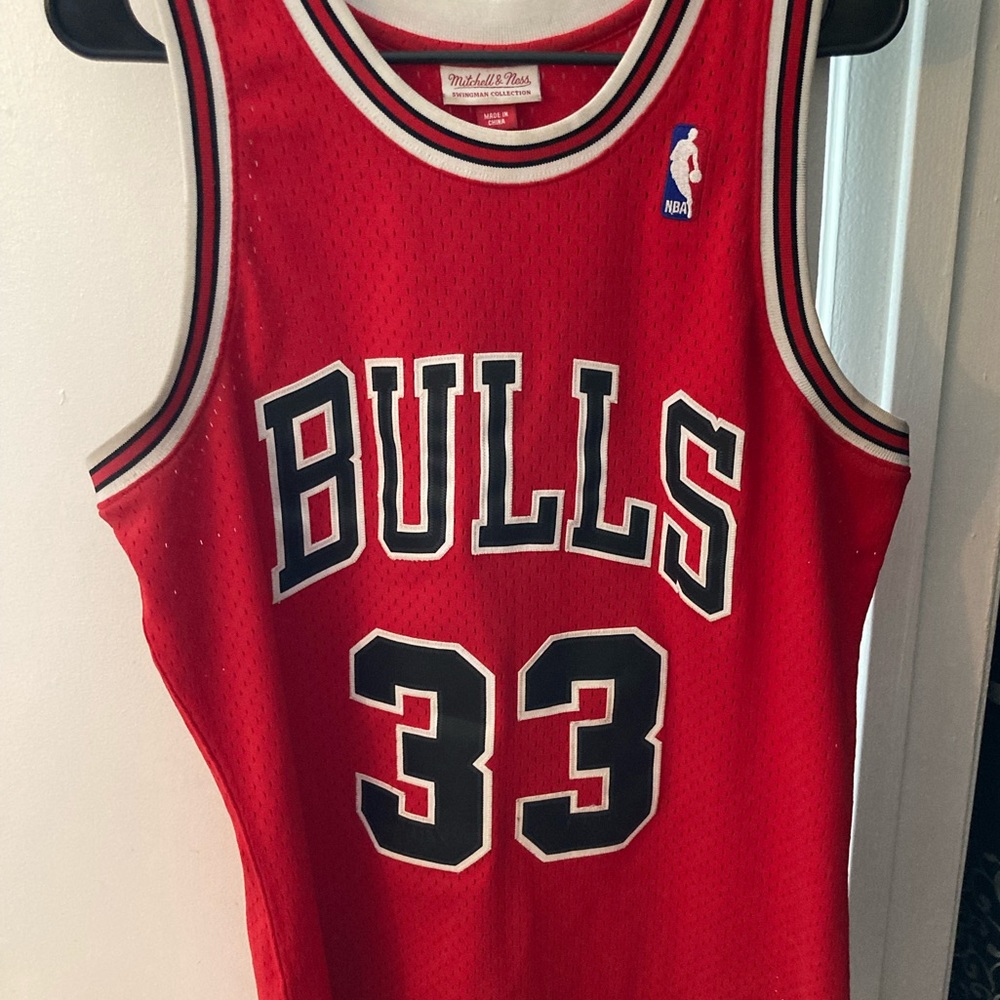 Red Hardwood Classic 97-98 Bulls Scottie Pippin Jersey. size Large.
